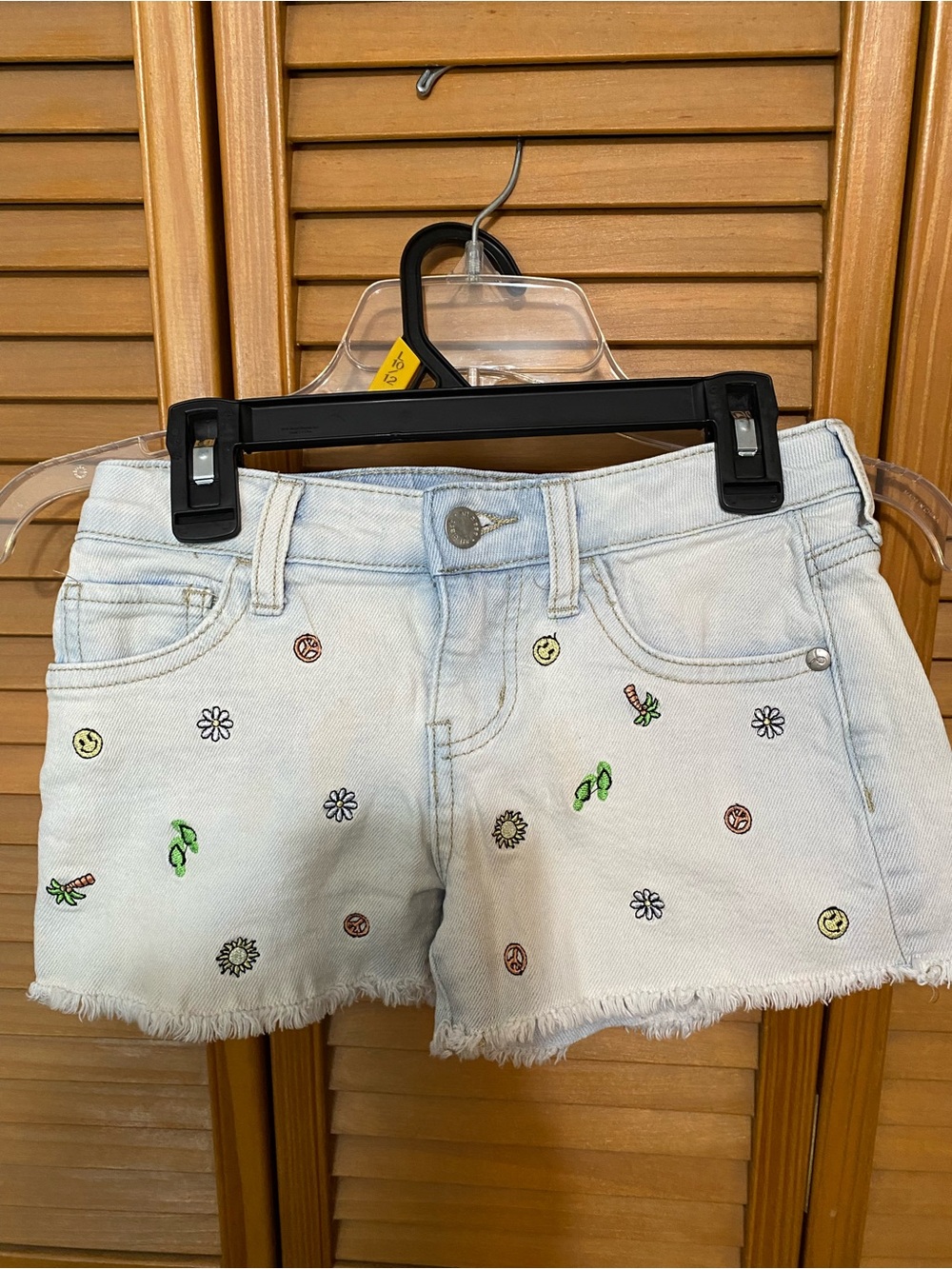 art class Light Wash Denim Shorts with Colorful Embroidered Motifs